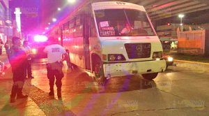 Joven mujer cae del autobús