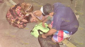 Joven mujer cae del autobús