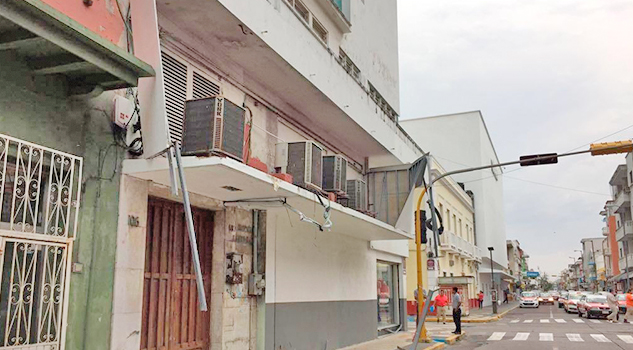 Cae estructura metálica de edificio por viento, en el centro de Veracruz