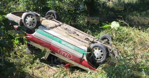 Por ganar el pasaje , taxi cae bajo del puente