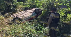 Por ganar el pasaje , taxi cae bajo del puente