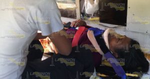 Por ganar el pasaje , taxi cae bajo del puente