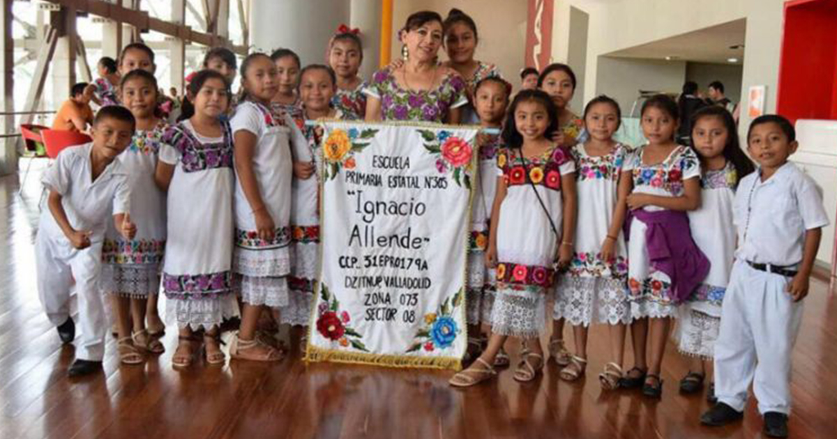 Estos niños cambiaron sus uniformes escolares por preciosas prendas tradicionales
