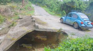 ¡Colapsa puente vehicular!