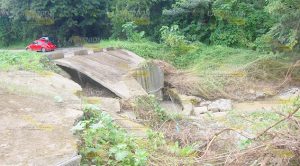 ¡Colapsa puente vehicular!