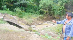 ¡Colapsa puente vehicular!