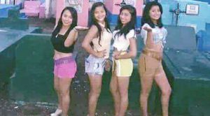 Indignación: un grupo de adolescentes publicó fotos en Facebook posando en un cementerio