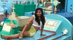 Indignación: un grupo de adolescentes publicó fotos en Facebook posando en un cementerio