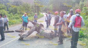 Cierra carretera de Chicontepec a Benito Benito Juarez