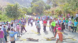 Cierra carretera de Chicontepec a Benito Benito Juarez