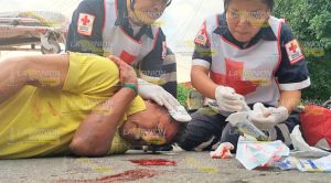 Camioneta cocha y vuelca; 1 lesionado