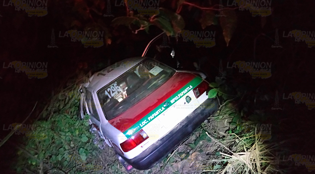 Tráiler choca contra veloz taxi y vuelca