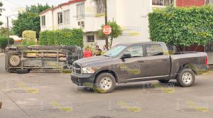 Camioneta cocha y vuelca; 1 lesionado