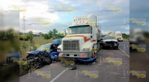Esquiva bache y choca