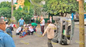 Camioneta cocha y vuelca; 1 lesionado