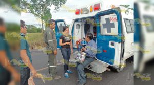 Esquiva bache y choca