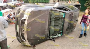 Camioneta cocha y vuelca; 1 lesionado