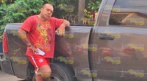 Camioneta cocha y vuelca; 1 lesionado