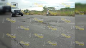 Esquiva bache y choca