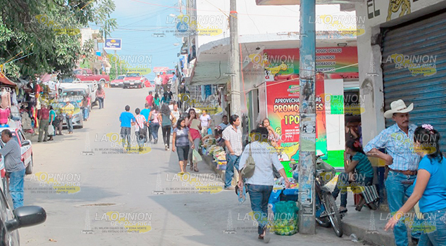 Comerciantes se adueñan de las banquetas