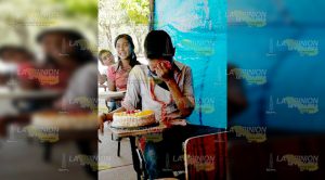 Recibe su primer pastel de cumpleaños y… llora de alegría