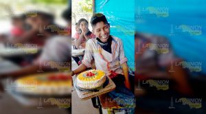 Recibe su primer pastel de cumpleaños y… llora de alegría