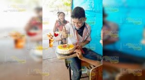 Recibe su primer pastel de cumpleaños y… llora de alegría