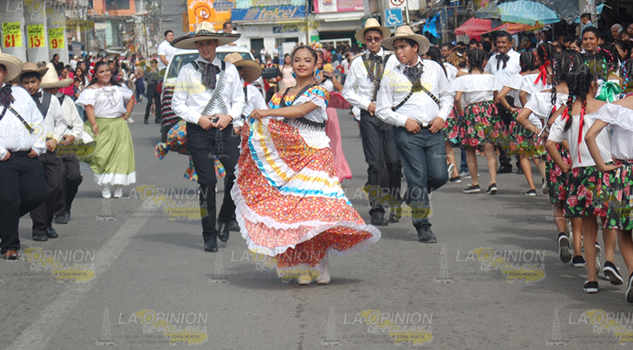 Vistoso desfile por la Revolución