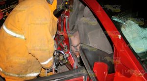 Mueren ex policía y su esposa al impactar su auto
