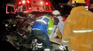 Mueren ex policía y su esposa al impactar su auto