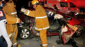 Mueren ex policía y su esposa al impactar su auto