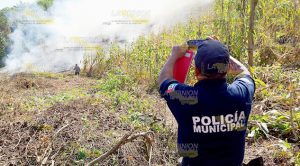 Quema de pastizal causa movilización