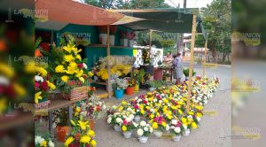 Vendedores de flores foráneos acaban con ventas de locales