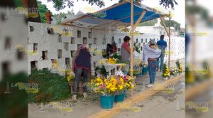 Vendedores de flores foráneos acaban con ventas de locales