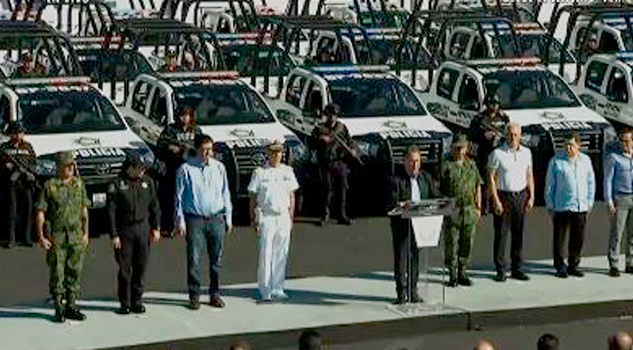 Gobierno de Veracruz entrega 100 patrullas y equipo de seguridad a la SSP