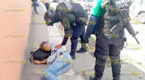 Golpean y abandonan a joven