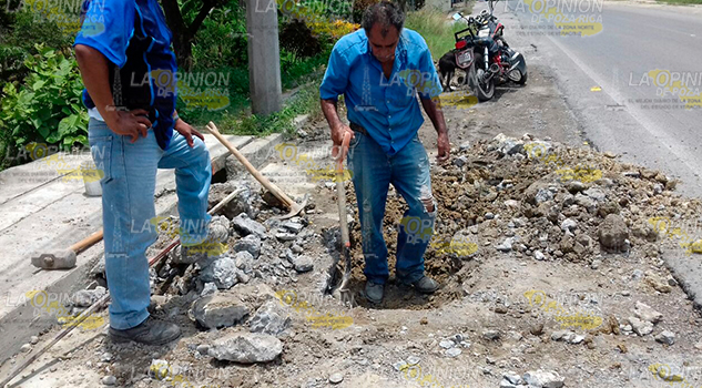 Habitantes reparan las fugas de agua
