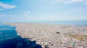 Enorme ‘mar de basura’ tensa las relaciones entre Honduras y Guatemala