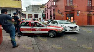 Particular quiso ganarle el paso a un taxi y chocan