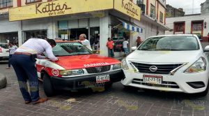 Particular quiso ganarle el paso a un taxi y chocan