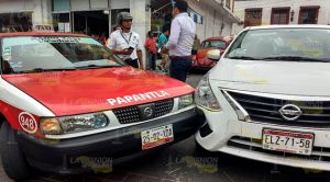 Particular quiso ganarle el paso a un taxi y chocan