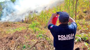 Quema de pastizal causa movilización