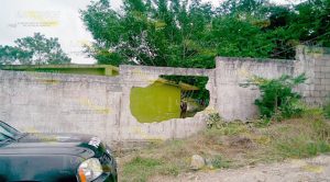 Pipa de gas se impacta sobre barda de una escuela.