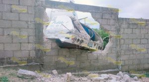 Pipa de gas se impacta sobre barda de una escuela.