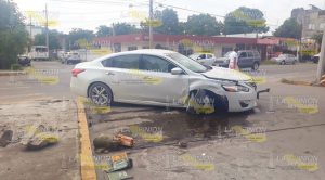 Petrolero derriba poste en la pozo 13