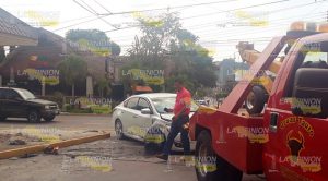 Petrolero derriba poste en la pozo 13