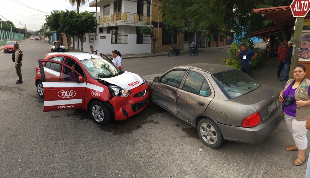 Mujer provoca choque