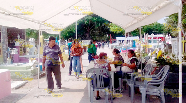 Al mediodía del 1 de noviembre hay poca afluencia de visitantes en panteón de Pueblo Viejo