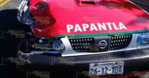 Taxista intentó rebasar y provocó fuerte percance