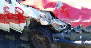 Taxista intentó rebasar y provocó fuerte percance